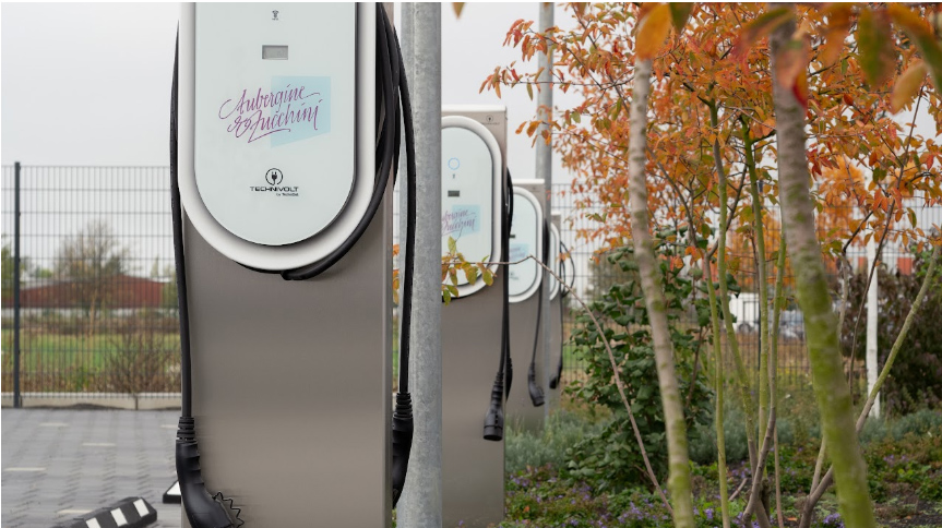 E-Ladestationen auf dem Gelände von Aubergine & Zucchini für nachhaltige Kita Verpflegung in Meckenheim